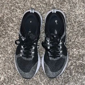 nike athletic shoes